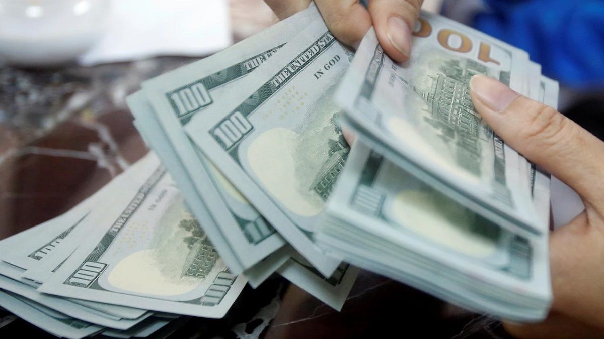 Global markets react to the U.S. trade policy escalation and Trump-Powell conflict: the dollar drops, gold hits a record $3,500 high.