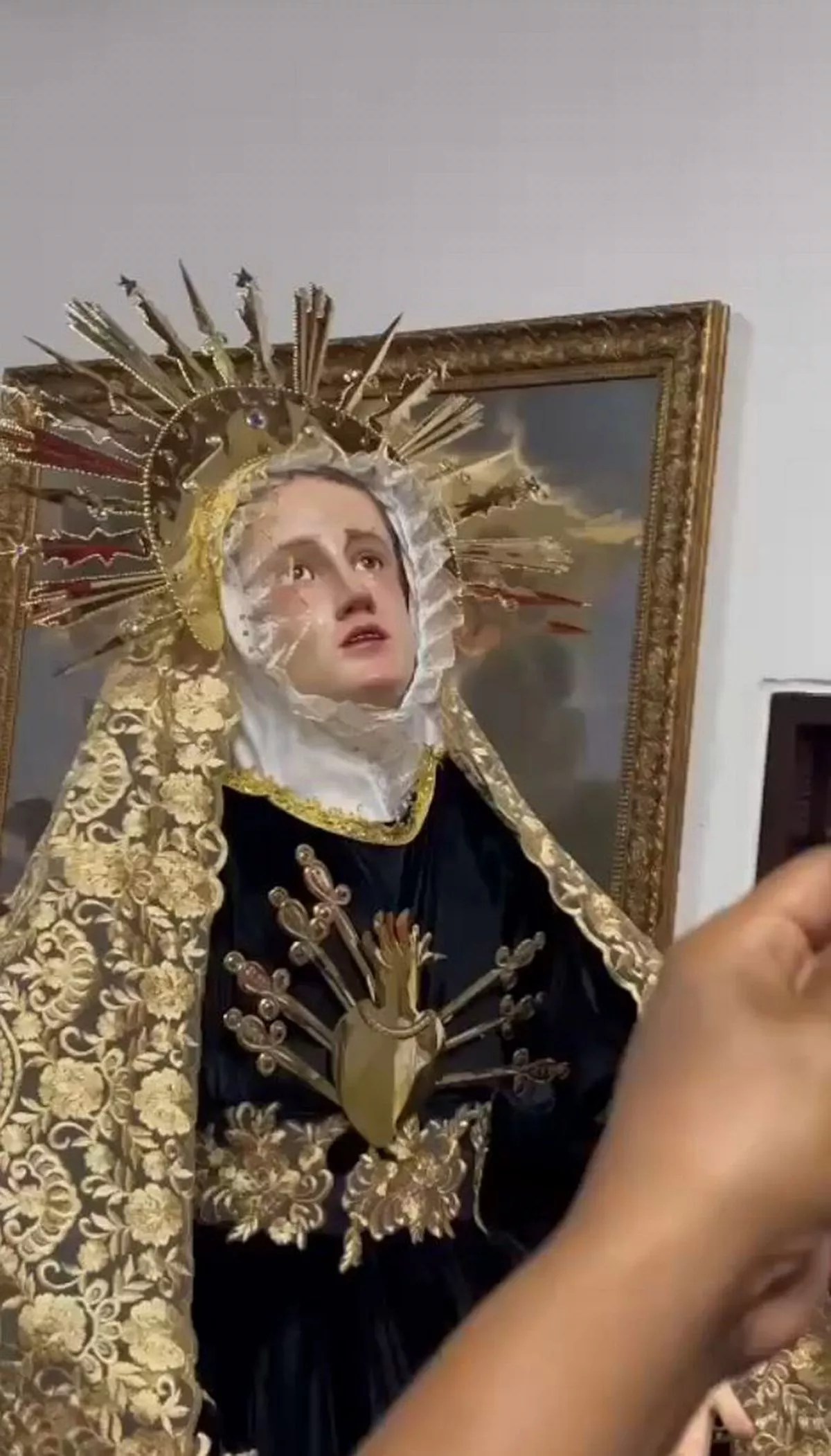 In the Mexican town of El Chanal, a Virgin Mary statue reportedly "crying" has drawn believers’ attention and sparked debate between the faithful and scientists.