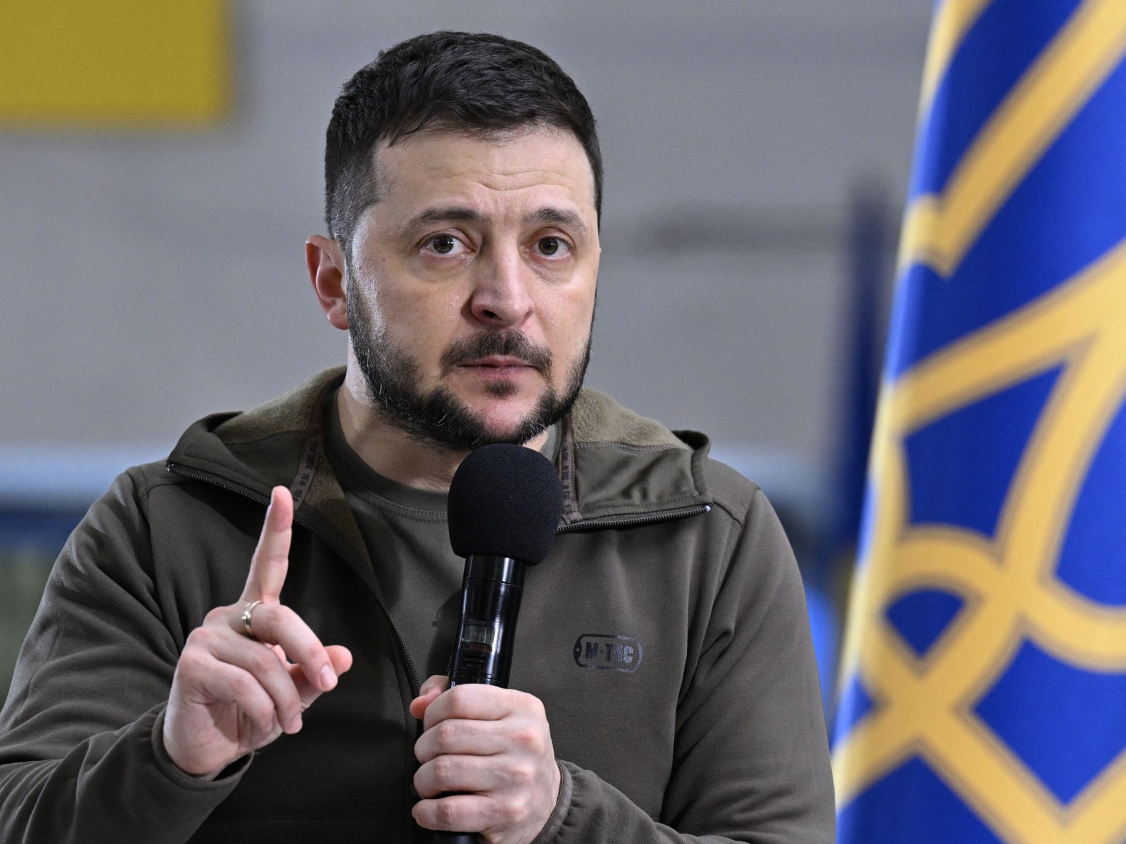 Peace talks in London on Ukraine downgraded to official meetings amid diplomatic disagreements; the U.S. pressures Kyiv for concessions.