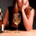 In China, a chip was implanted for the treatment of alcoholism: the device releases naltrexone, reducing alcohol cravings for five months.