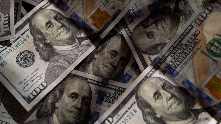 Global exporters are turning away from the U.S. dollar, favoring settlements in euros, yuan, and local currencies due to growing currency risks and instability.