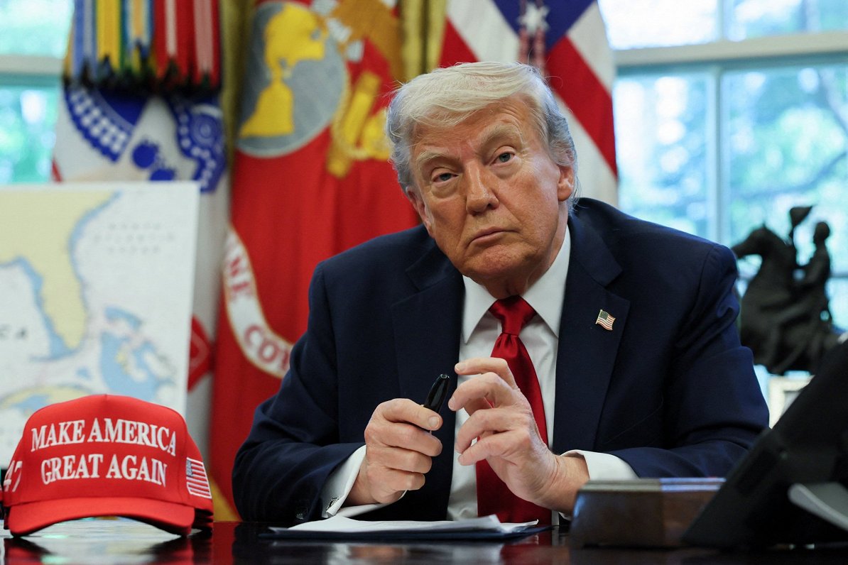 Trump signed an executive order imposing a 25% tariff on imports from India, related to Russian oil, as part of a strategy to pressure countries trading with Russia.