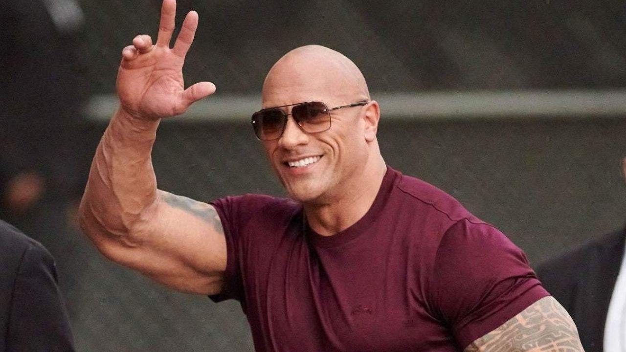 Dwayne Johnson lost 27 kg for his role in the biographical drama “Unbroken” and stars alongside Oleksandr Usyk, impressing fans with his transformation.