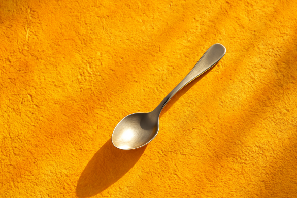 Superstition: if a spoon or fork falls, discover its meaning, folk interpretations, and practical advice for everyday life.