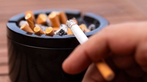 The EU considers banning filter cigarettes and e-cigarettes to lower smoking rates, following WHO recommendations and aiming for less than 5% smokers by 2040.