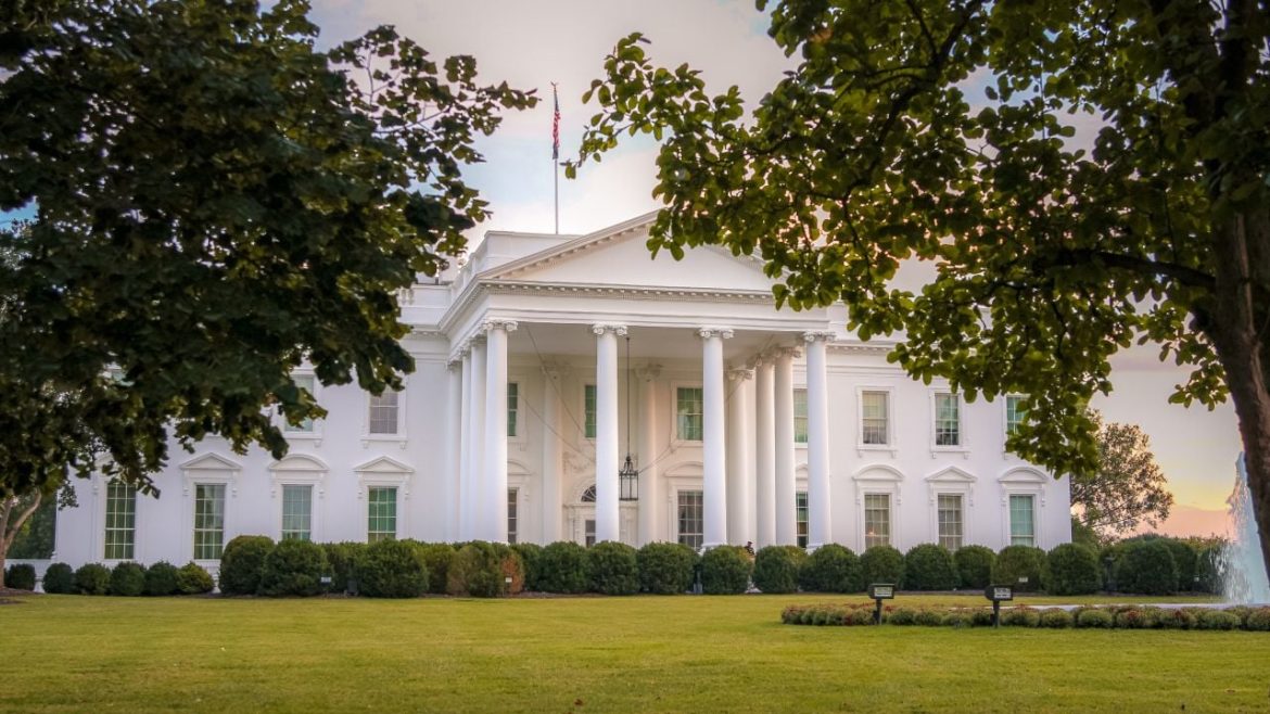 The White House has prepared a list of federal agencies facing mass layoffs of civil servants, with the announcement expected in the coming days, CNN reports.