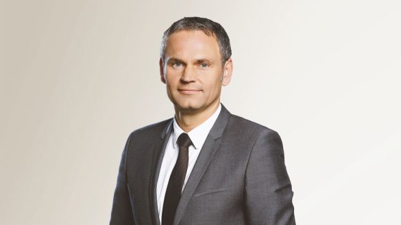 Volkswagen CEO Oliver Blume to step down as Porsche CEO, with Michael Leiters as possible successor. Dual role ends amid profit and EV challenges.