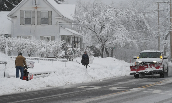 A major winter storm will hit the Midwest and Northeast, bringing snow, ice, and travel hazards from Thursday through Saturday, affecting cities like NYC and Detroit.