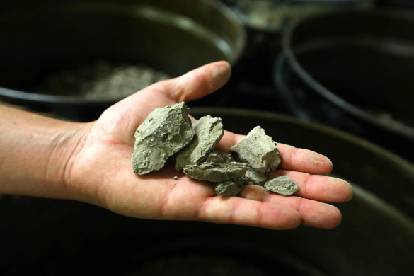 A massive lithium deposit in the US is estimated at $1.5 trillion, enough for decades of battery production, potentially reshaping the global market.