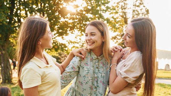 Funny 8 March greetings for a friend: original wishes in prose and hilarious ideas for 2026. Learn how to greet with humor and style.