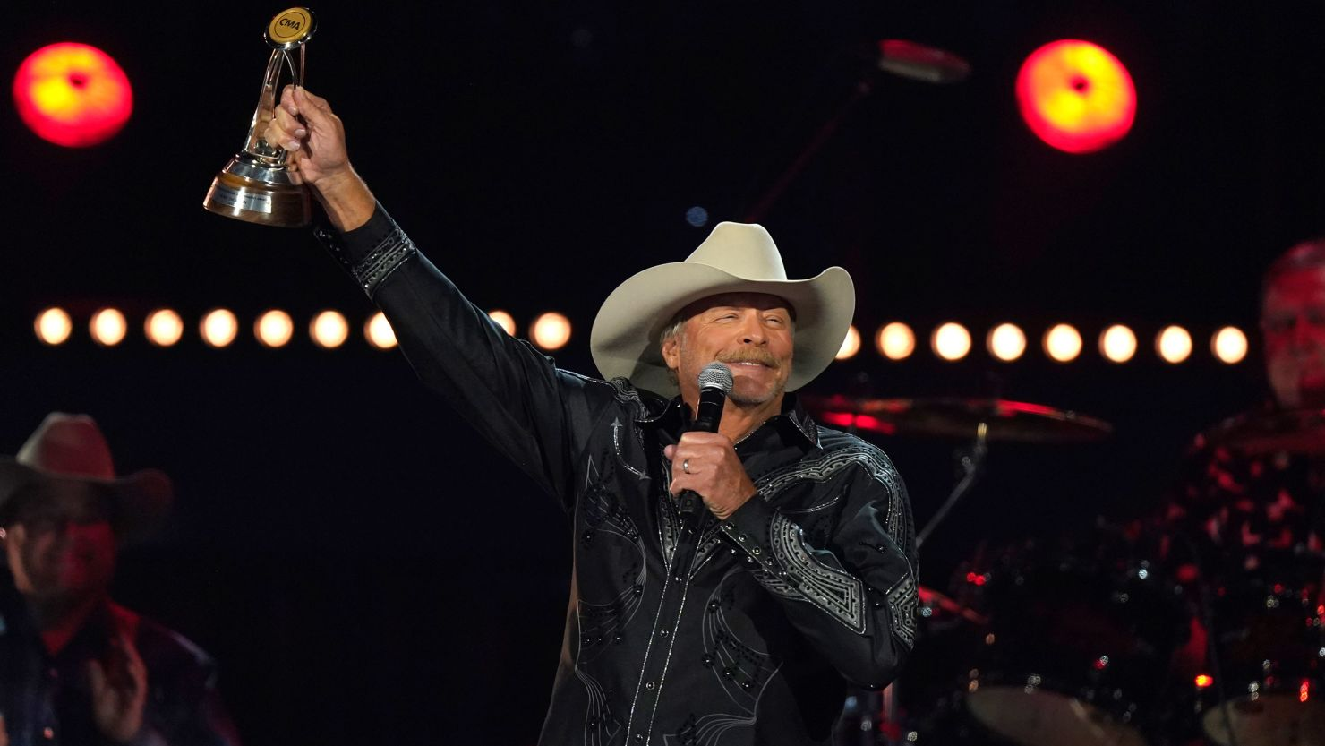 Alan Jackson touring career ends with an emotional road finale in Milwaukee and a surprise Nashville announcement