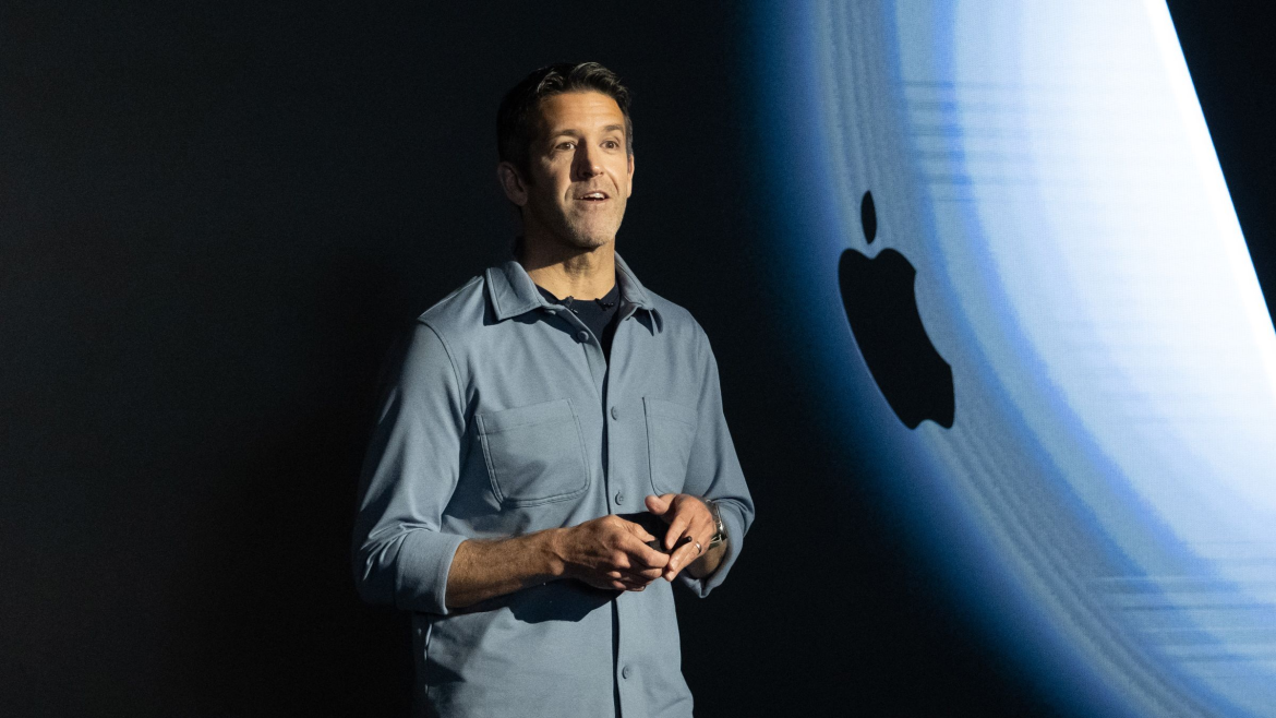 Who is John Ternus? Discover the biography and career of Apple's new CEO. From hardware engineering to leading a 4 trillion dollar company after Tim Cook's departure.