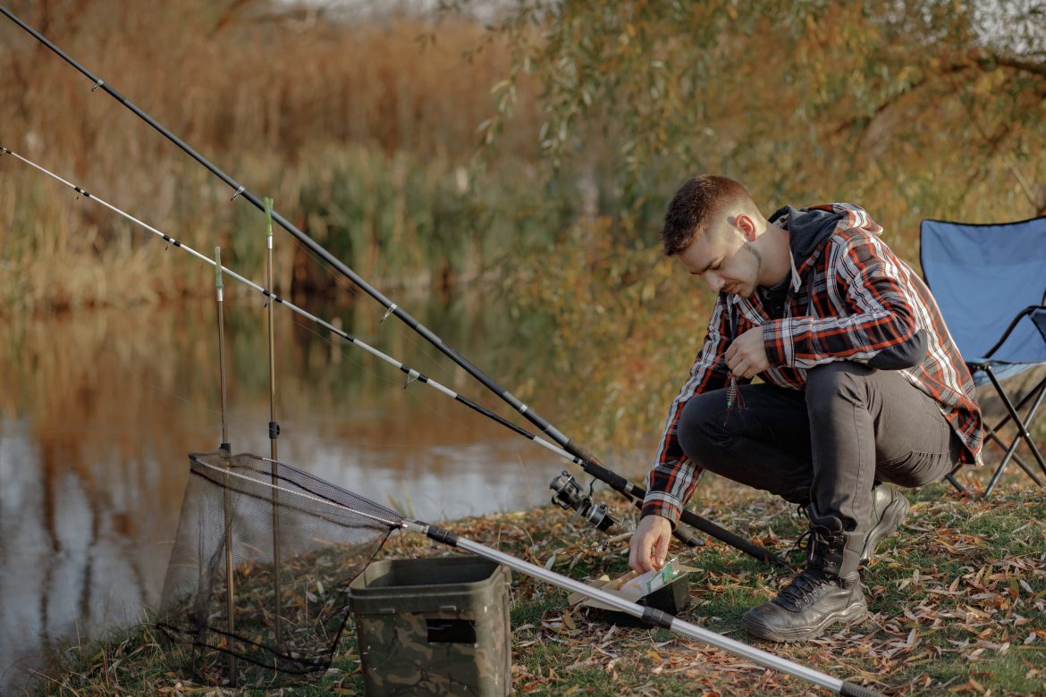Plan your trip with the fishing calendar for May 2026 in the USA. Get the lunar forecast, best times for bass and trout, and professional regional insights.