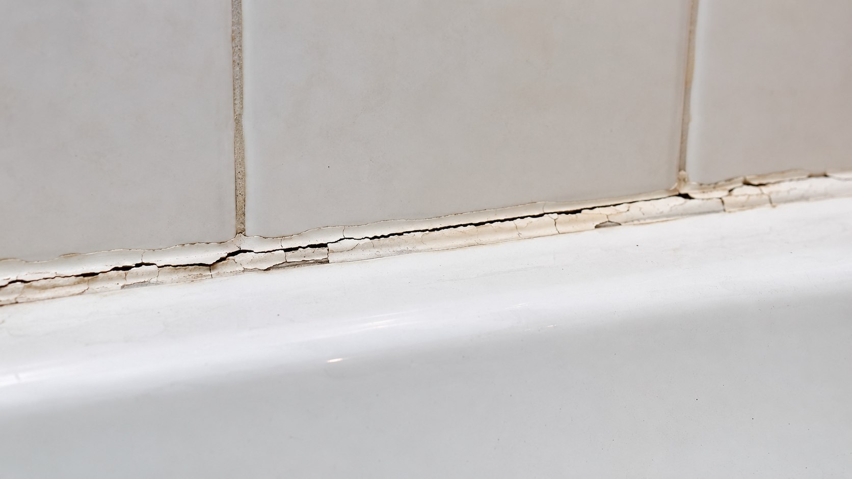 How to Remove Old Caulk from a Bathtub and Replace It in 2026