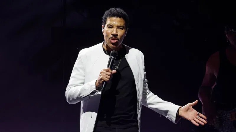 Lionel Richie hospitalized in ICU after St. Louis concert, report says